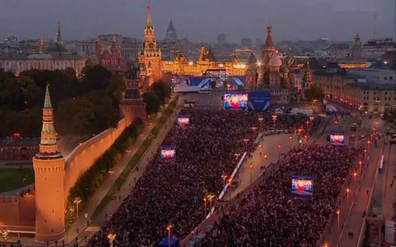 Впервые за 23 года концерт, приуроченный ко Дню России, был перенесен с Красной площади в Москве