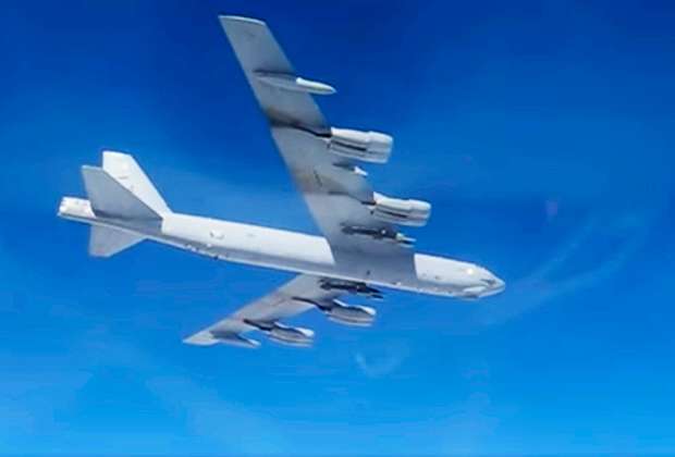 Американский бомбардировщик B-52H 